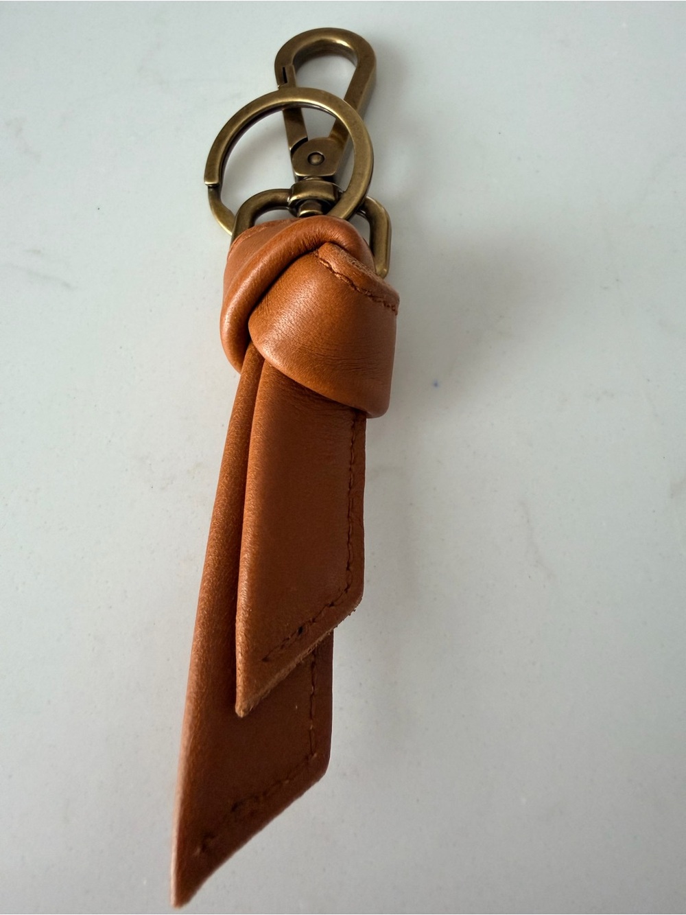 Madewell Sydney Leather Knot Keychain with Brass Hardware - Caramel - Picture 4 of 6